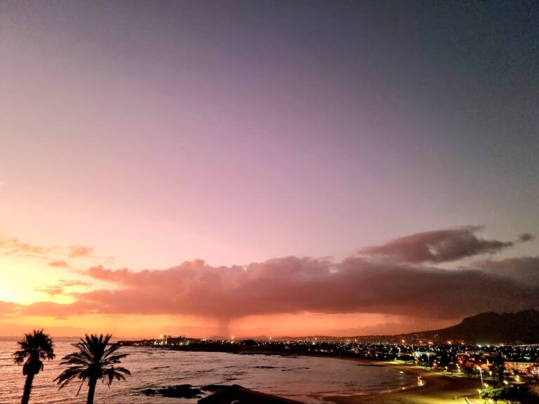 die braaihuis gordons bay 11 holiday house with false bay sunset 768x576