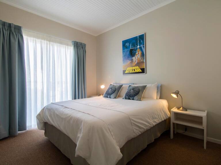 die braaihuis gordons bay 17 bedroom with balcony access 768x576