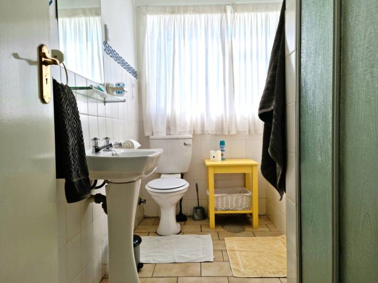 die braaihuis gordons bay 19 bathroom with bath and shower 768x576