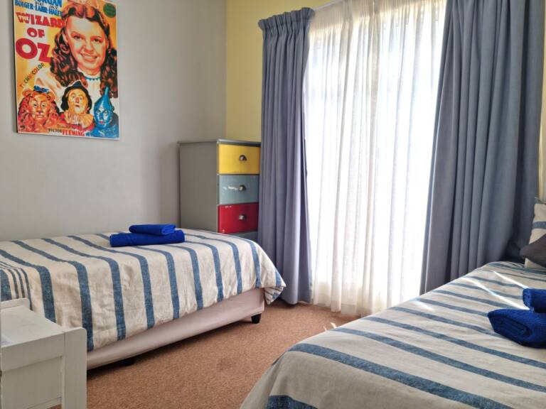 die braaihuis gordons bay 20 bedroom with 2 single beds 768x576