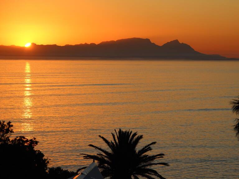 die braaihuis gordons bay 22 false bay sunset ocean view with table mountain  768x576