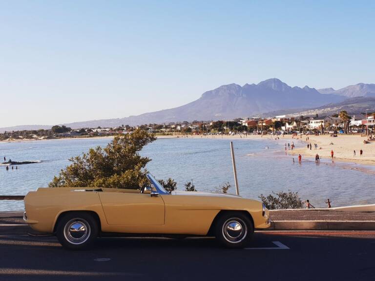 die braaihuis gordons bay 28 classic car with beach view 768x576
