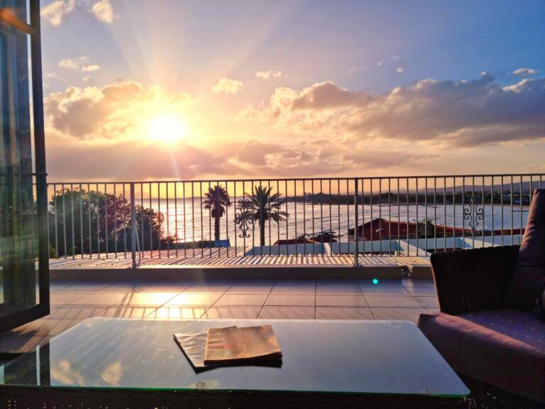 die braaihuis gordons bay holiday home 01 false bay sunset ocean view private balcony 768x576
