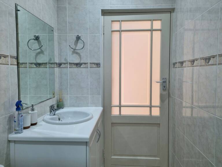 flat9 summer place gordons bay 17 en suite bathroom with towels 768x576