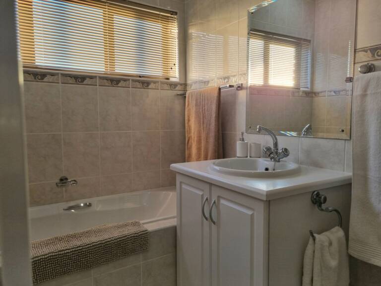 flat9 summer place gordons bay 21 bathroom with bath tub 768x576