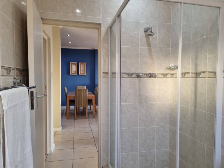 flat9 summer place gordons bay 22 bathroom with family holiday flat 768x576