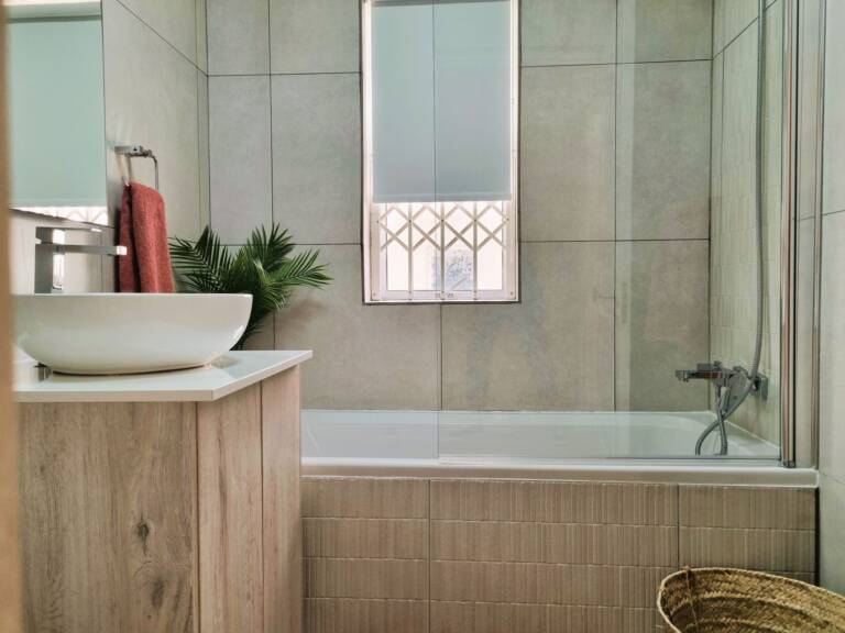 goldwater on beach gordons bay 13 bathroom with basin and bath 768x576