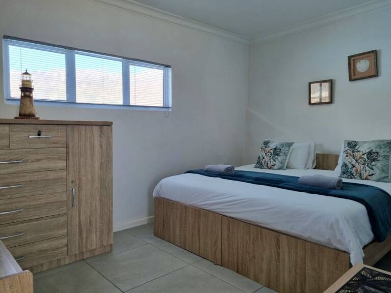 harbour place gordons bay 11 bedroom with king bed 768x576
