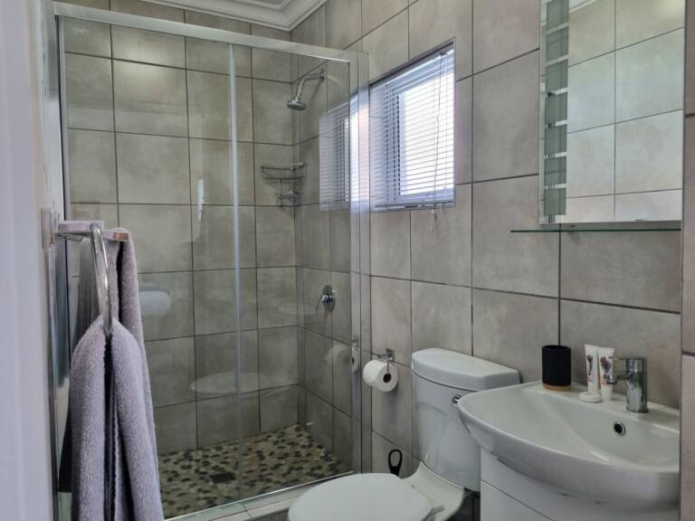 harbour place gordons bay 14 bathroom with towels 768x576