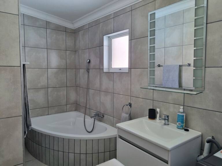 harbour place gordons bay 18 bathroom with bath tub 768x576