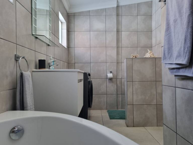 harbour place gordons bay 18 bathroom with washing machine 768x576