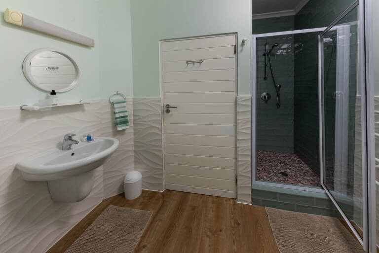 harbour views gordons bay 12 bathroom with shower and towels 768x513