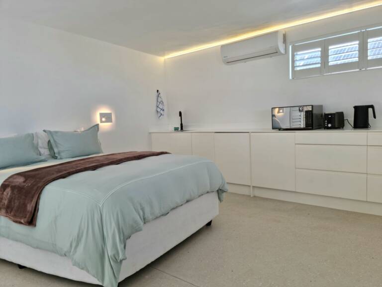 kaya moya gordons bay 06 self catering studio with quality furnishings 768x576