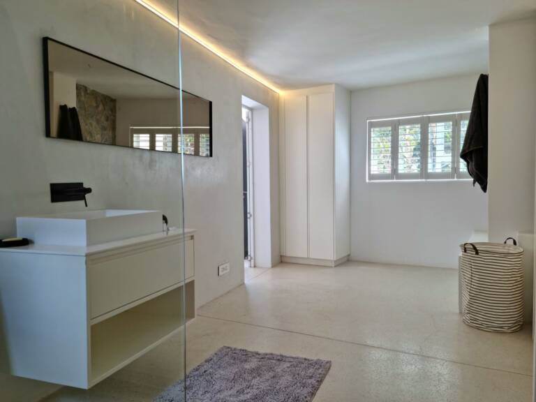 kaya moya gordons bay 14 modern bathroom with towels 768x576