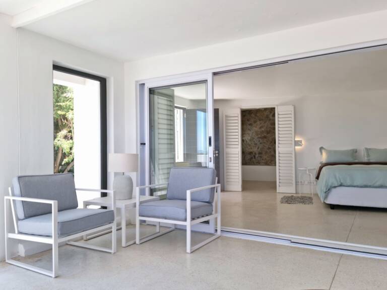 kaya moya gordons bay 15 open plan living with patio furniture 768x576