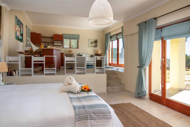 le gaulois gordons bay 06 la tortue open plan living with bedroom  768x512