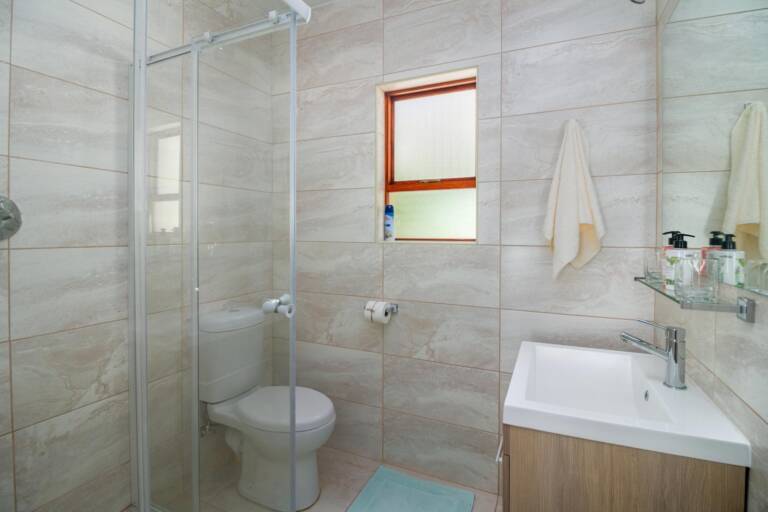 le gaulois gordons bay 06 le palmier bathroom with shower 768x512