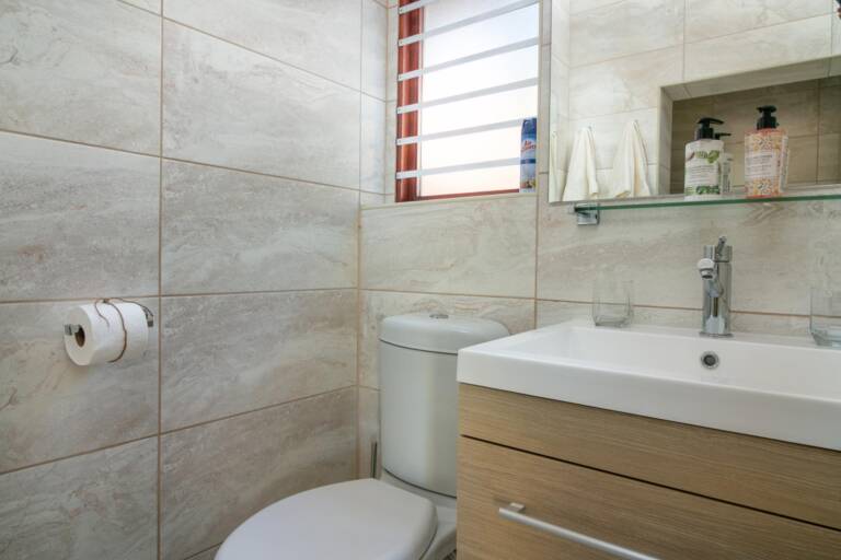 le gaulois gordons bay 07 la tortue open plan living with bathroom 768x512