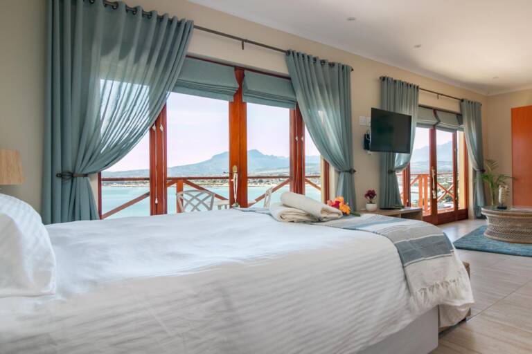 le gaulois gordons bay 07 le palmier sea view with luxury linen 768x512