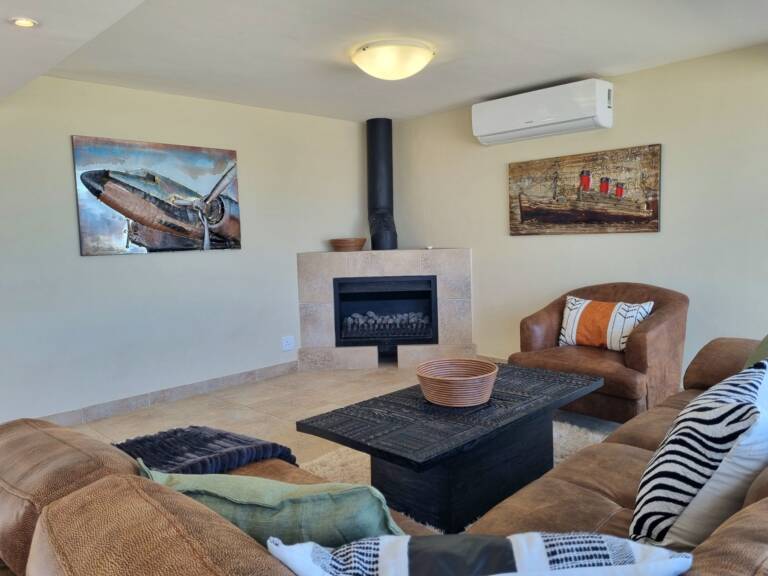 paradise tide gordons bay 12 lounge with fire place 768x576