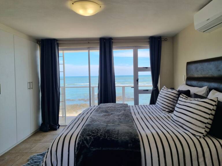 paradise tide gordons bay 18 bedroom with wardrobe  768x576