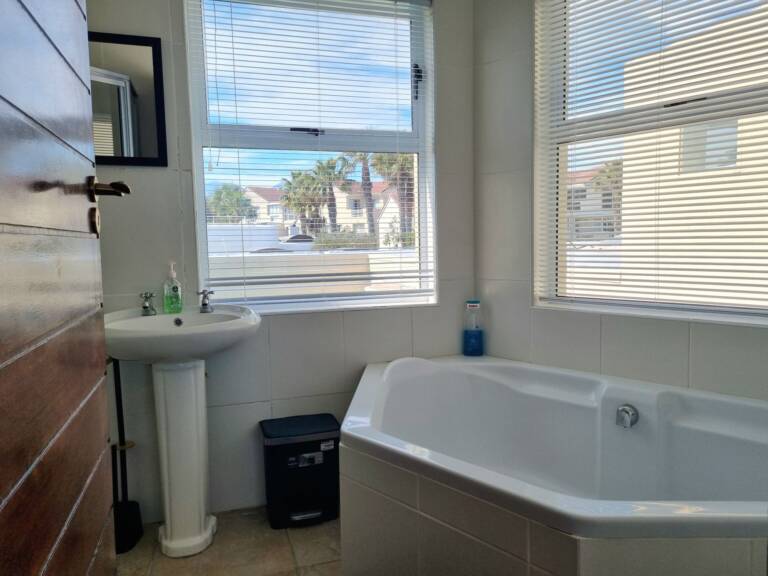 paradise tide gordons bay 20 bedroom with bath and shower 768x576