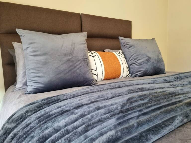 paradise tide gordons bay 24 king bed with quality linen 768x576