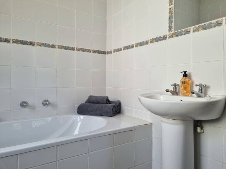 paradise tide gordons bay 25 bedroom with en suite bath 768x576