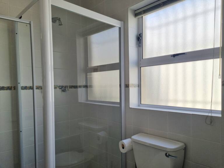 paradise tide gordons bay 26 bedroom with full en suite bathroom 768x576
