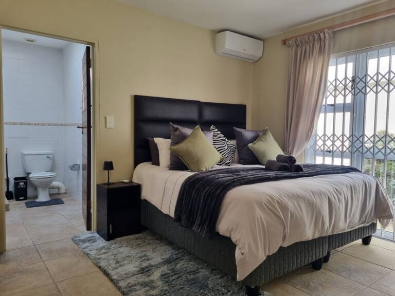 paradise tide gordons bay 27 bedroom with private door 768x576