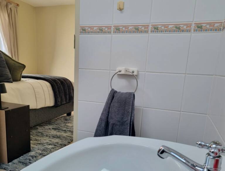 paradise tide gordons bay 28 bedroom with shower 768x584