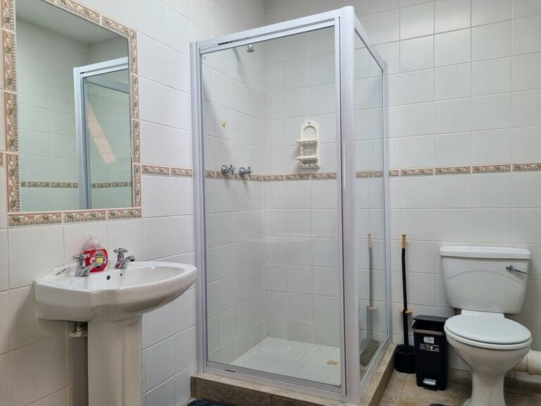 paradise tide gordons bay 29 bathroom with shower 768x576