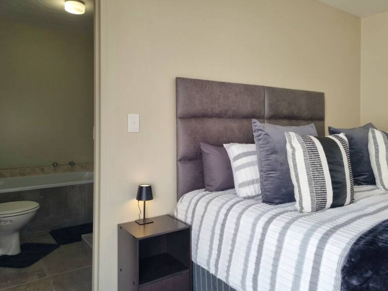 paradise tide gordons bay 31 bedroom with en suite 768x576