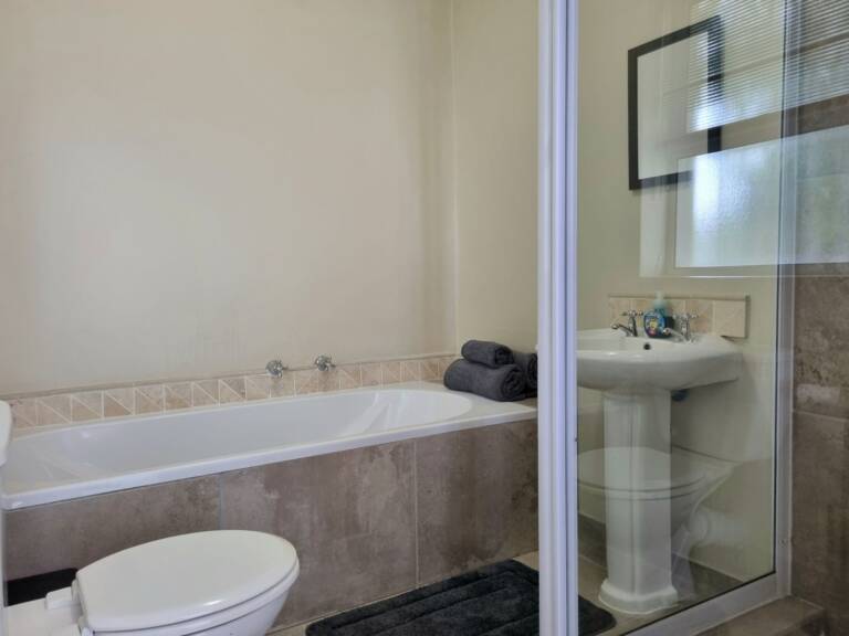 paradise tide gordons bay 32 bedroom with bath and shower 768x576