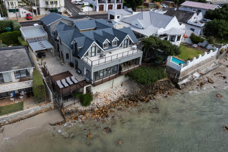 seagull cove gordons bay 03 on the waters edge with direct beach access 1 768x512