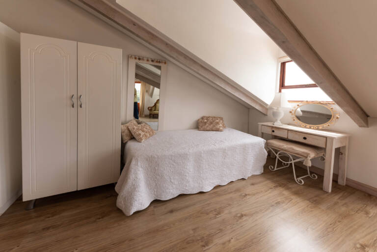 seagull cove gordons bay 25 bedroom with dressing table 1 1 768x513