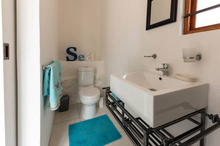 seagull cove gordons bay 40 cottage bedroom with en suite bathroom 1 768x513