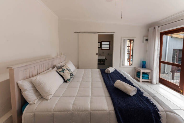 seagull cove gordons bay 41 cottage bedroom with quality linen 1 768x513