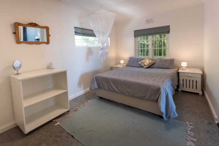 seaside cottage gordons bay 09 bedroom with self catering 768x513