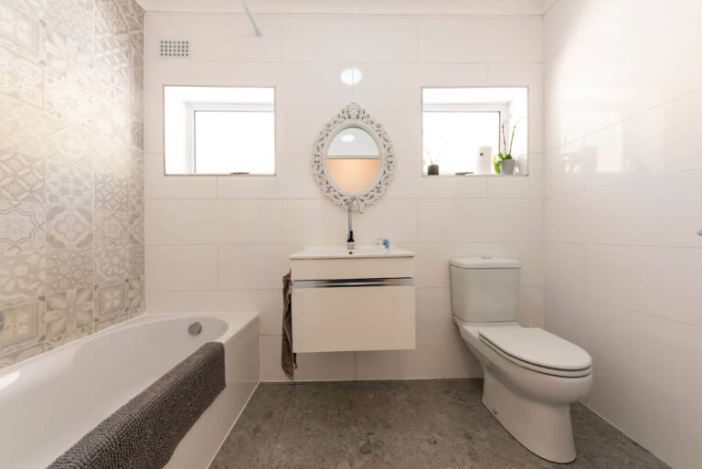 seaside cottage gordons bay 11 bathroom with towels 768x513