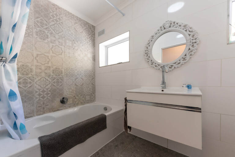 seaside cottage gordons bay 12 bathroom with bath and shower 768x513