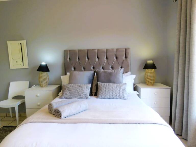 terrace on sea gordons bay 14 double bed with quality linen 768x576