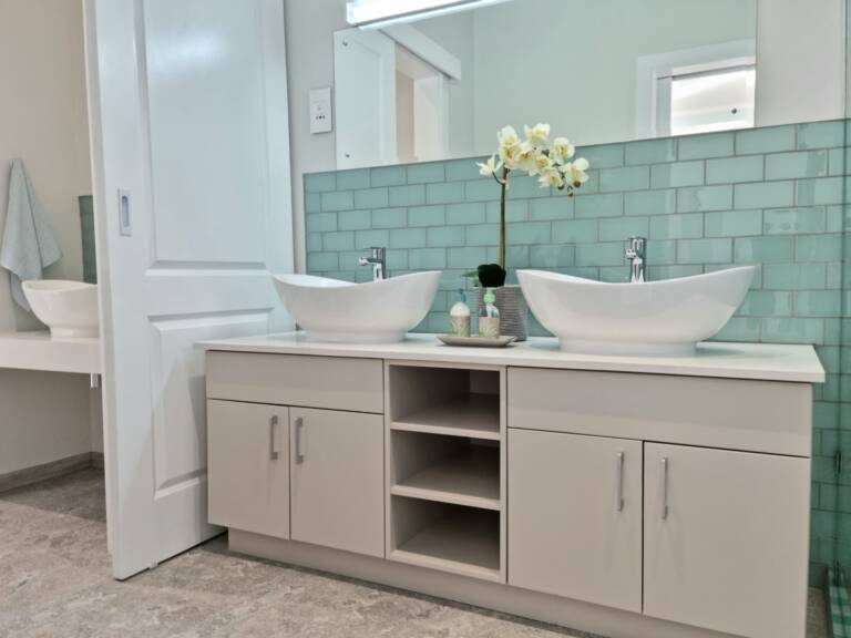 the anchor gordons bay 10 en suite bathroom with double basins 768x576