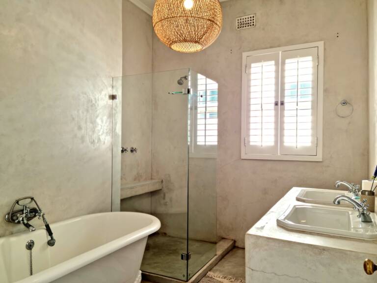 the milkwood cottage gordons bay 23 bathroom with bath and shower 768x576