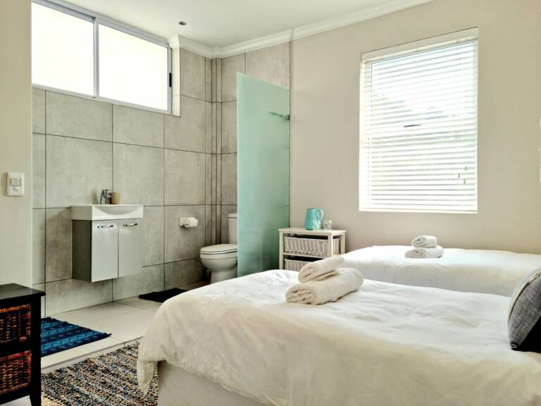 the penthouse gordons bay 21 2 single beds with en suite bathroom 768x576