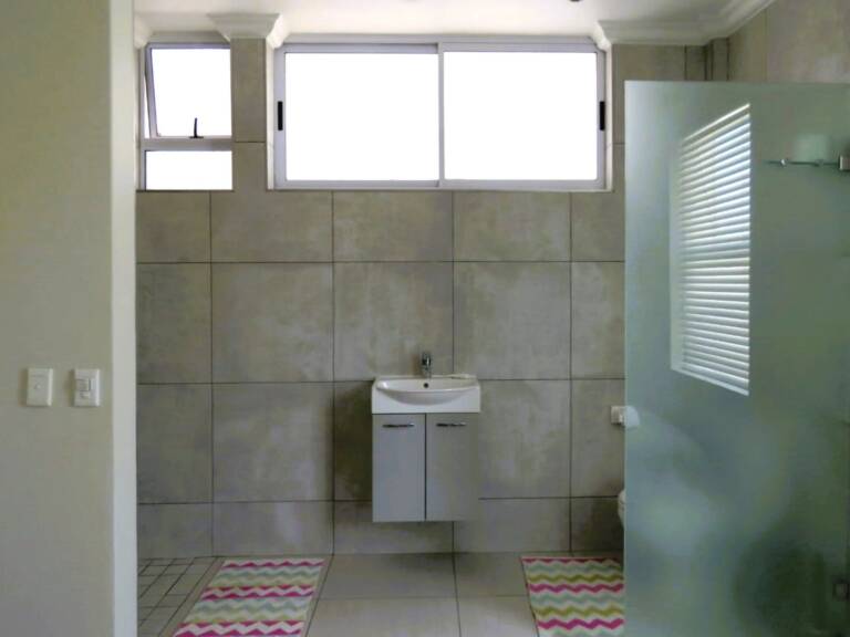 the penthouse gordons bay 22 en suite bedroom with shower 768x576