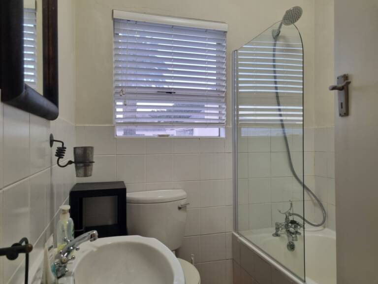 top flat gordons bay 16 en suite bathroom with bath and shower 768x576