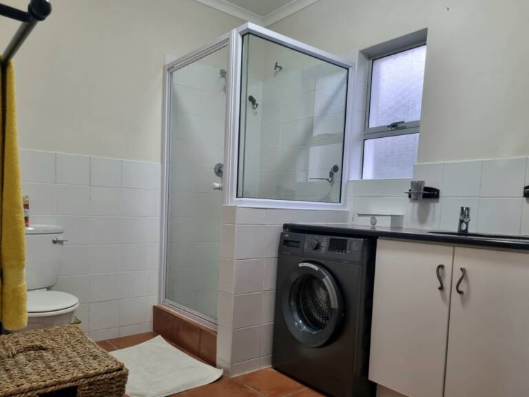 top flat gordons bay 23 bathroom with washing machine 768x576