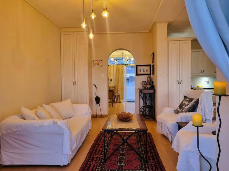 top flat gordons bay 25 sitting room with private entrance 768x576