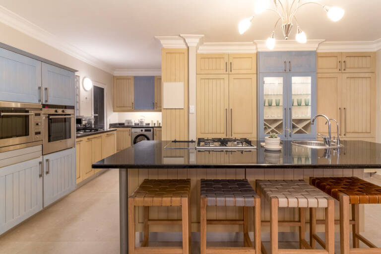 villa montemar gordons bay 11 modern kitchen with breakfast counter 768x512